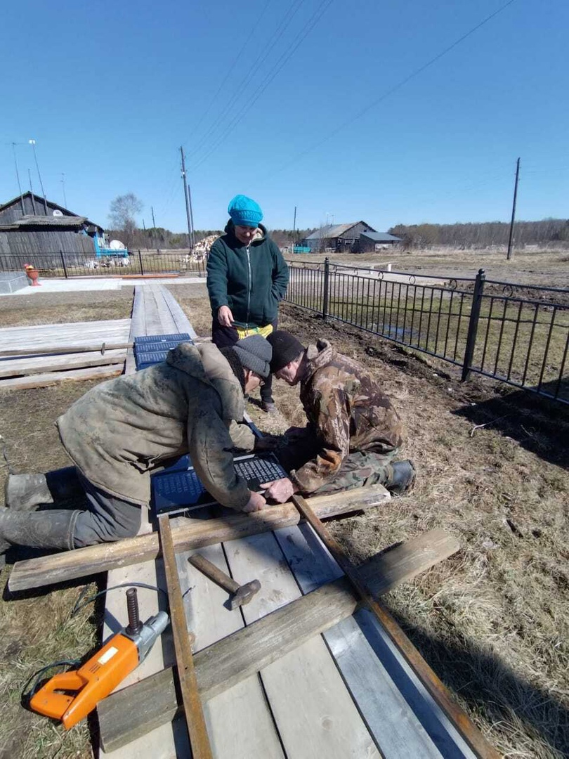 На плитах мраморных застыли бойцов погибших имена....