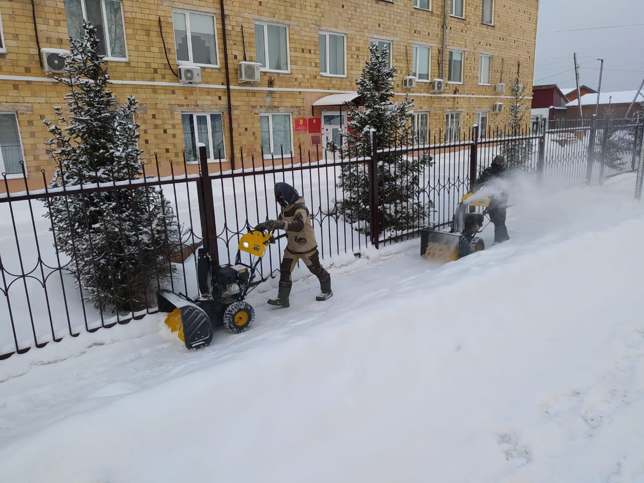 Кто трудится по выходным? Дворники....