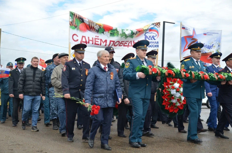 Юнармейцы возглавили колонну. Юнармейцы возглавили колонну.