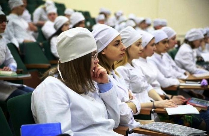 Три года будь там, куда пошлют: Минздрав намерен вернуть треть выпускников-медиков в госмедучреждения. Три года будь там, куда пошлют: Минздрав намерен вернуть треть выпускников-медиков в госмедучреждения.